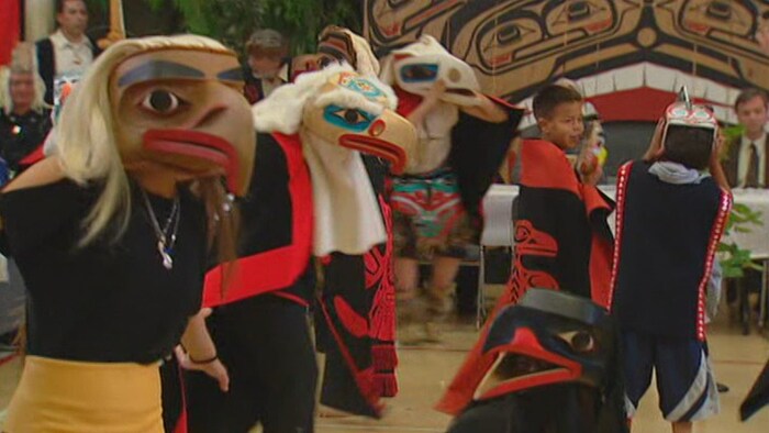 Bailarines indígenas haida.