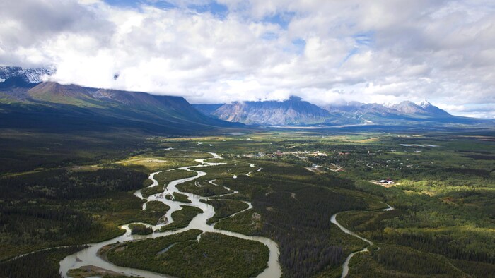 Vue aérienne de Haines Junction, au Yukon.
