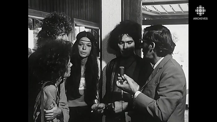 Louis Martin tend un micro aux jeunes comédiens.