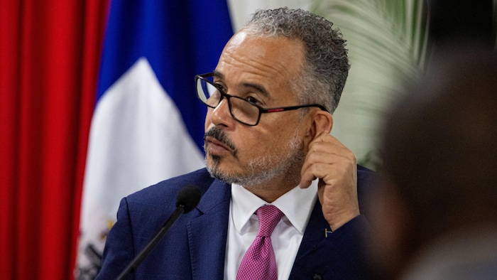 Le premier ministre haïtien, Alix Didier Fils-Aimé (au centre), assiste à la cérémonie de fin de mandat du Conseil présidentiel de transition (CPT) à Port-au-Prince, le 7 février 2026.