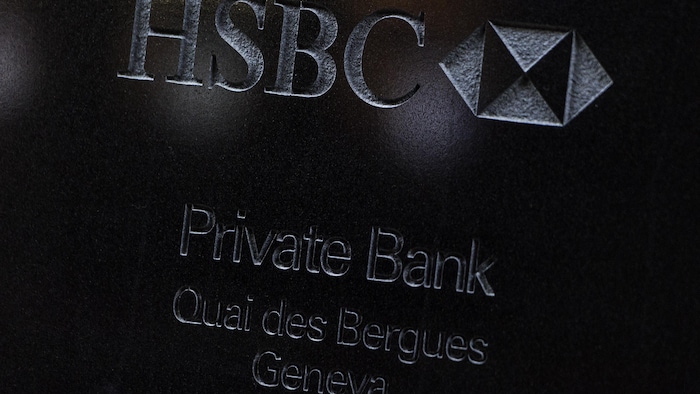 Plaque avec la raison sociale d'une banque.