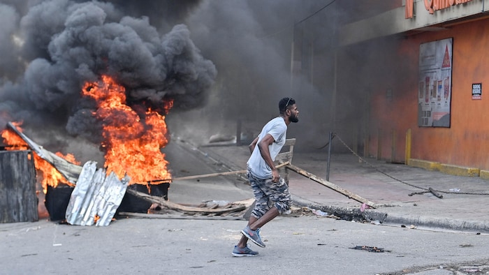 Un homme court et s'enfuit des flammes.