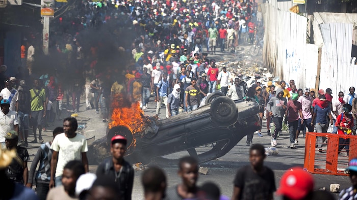 Des manifestants à Port-au-Prince réclament la démission du président Jovenel Moïse.