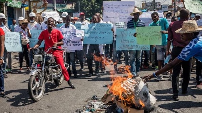 Des Haïtiens, dont des professionnels de la santé, réclament la démission du président Jovenel Moïse lors d'une manifestation à Port-au-Prince, le 30 octobre 2019.