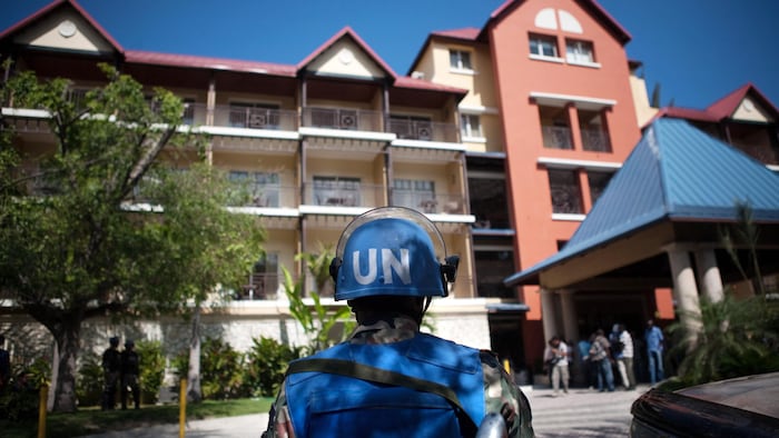 Un policier portant un casque bleu de l'ONU déployé en Haïti.