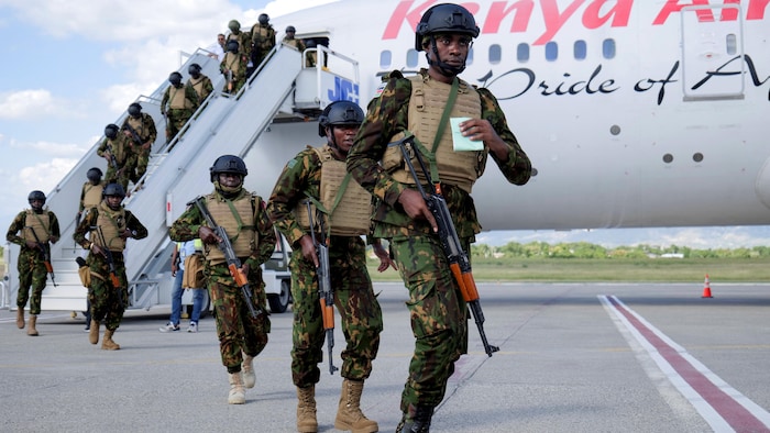 Des policiers kenyans débarquent d'un avion pour combattre les groupes armés en Haïti.