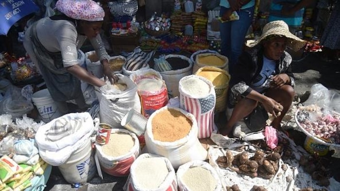 Du riz, principalement américain, vendu dans un marché de Port-au-Prince, en Haïti