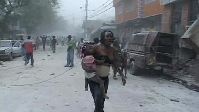 Capture d'une vidéo montant une femme et son enfant, rescapés du séisme, dans une rue de Port-au-Prince.