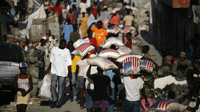 Des survivants du séisme de janvier 2010 en Haïti reçoivent de l'aide humanitaire américaine