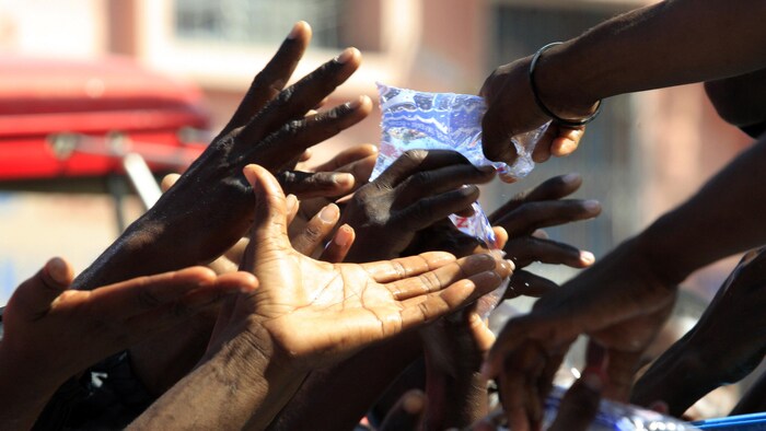 Distribution de sacs d'eau à Port-au-Prince, trois jours après le séisme du 12 janvier 2010.