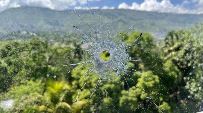 Impact d'une balle perdue sur une fenêtre.