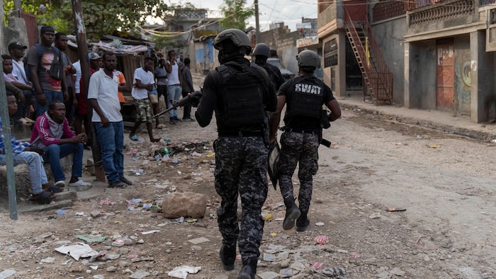 Agentes de policía y residentes en una calle de Puerto Príncipe.