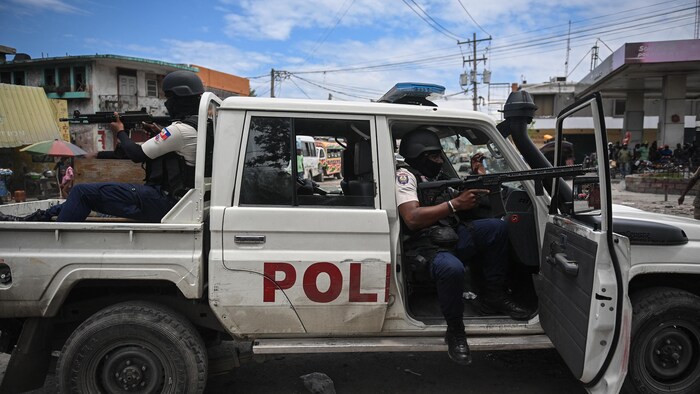 Des policiers patrouillent dans un quartier de Port-au-Prince.