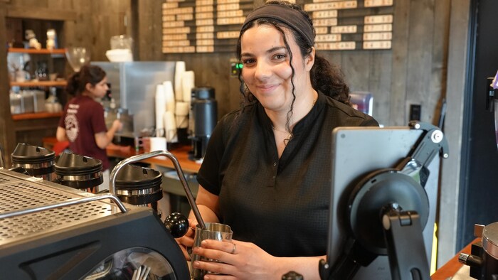 Portrait d'Hajare Chahdi qui prépare un café.