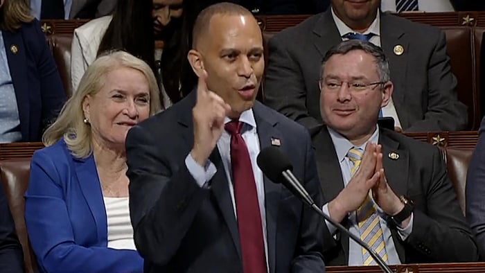 Hakeem Jeffries prononce un discours à la Chambre des représentants.