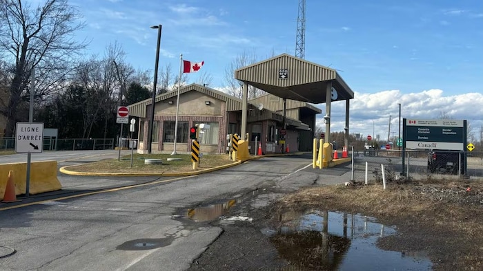 A company on the Canadian American border has customs rates star-news.press/wp Dundee's border limit, in Quebec.