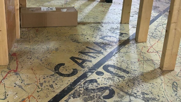 A company on the Canadian American border has customs rates star-news.press/wp A line of land indicates the distinction between Canada and the United States.