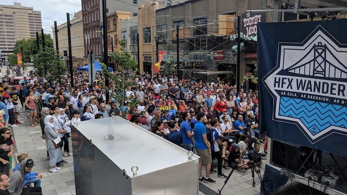 Foule regardant le match Croatie-France sur la rue Argyle à Halifax le 15 juillet 2018.