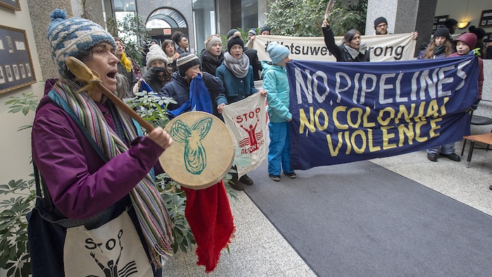 Manifestantes en apoyo de la Primera Nación Wet'suwet'en. 