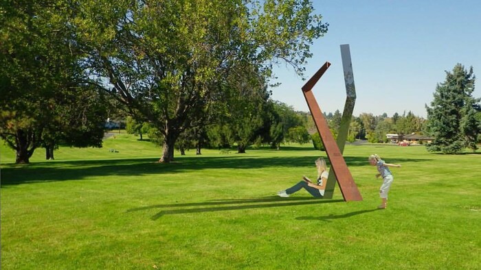 Illustration de deux personnes près d'une oeuvre d'art formée de pièces d'acier verticales dans un parc.