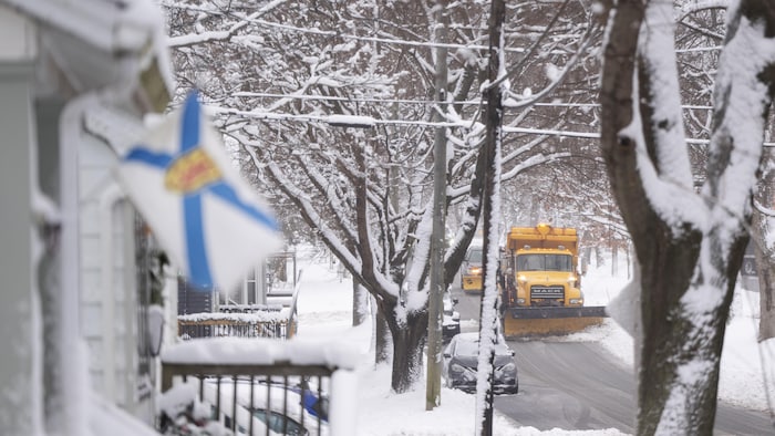 Un chasse-neige enlève la neige de la route après la première chute de neige importante de la saison à Halifax, le samedi 21 décembre 2024.
