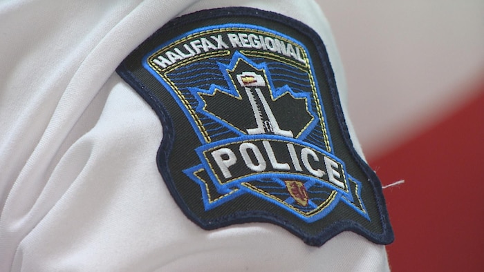 Plan rapproché de l'écusson du service policier d'Halifax sur la manche de la chemise d'un uniforme.