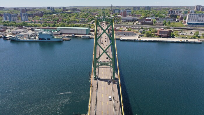 Photographie aérienne de la circulation sur le pont.