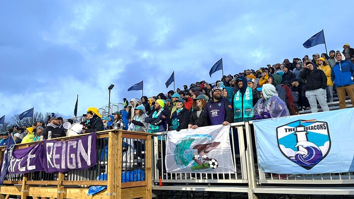 Vue d'une section de supporteurs dans un stade.