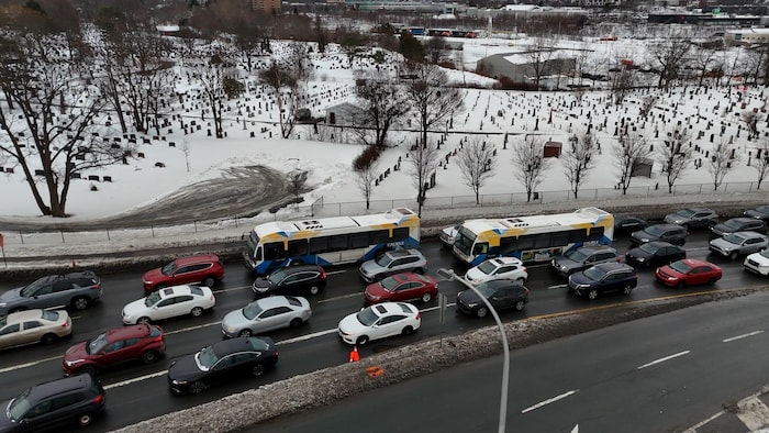 Deux autobus pris dans un bouchon de