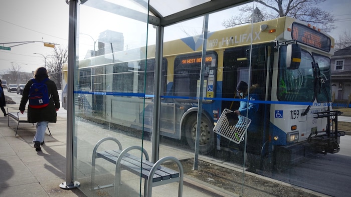Un autobus est arrêté pour laisser débarquer un usager sur la rue Robie.