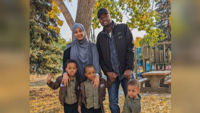 Halima Abdi avec son mari et leurs trois enfants.