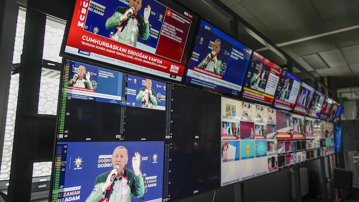 Des écrans installés au siège de la chaîne d'information turque Halk TV diffusent une intervention du président turc et candidat à la présidence de l'Alliance du Peuple, Recep Tayyip Erdogan, lors d'un rassemblement à Istanbul, en Turquie, le vendredi 5 mai 2023.
