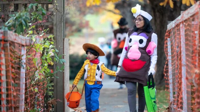 Un enfant et sa mère déguisés pour l'Halloween.
