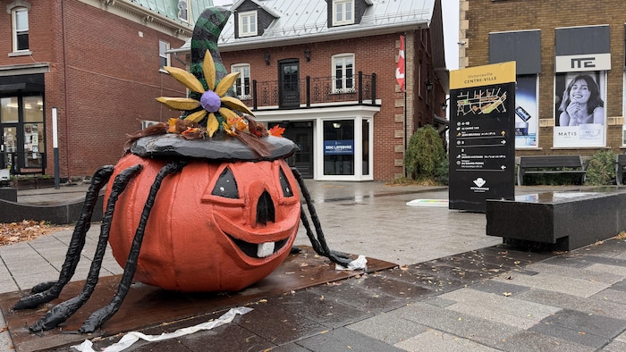 Une citrouille géante exposée au centre-ville de Victoriaville.