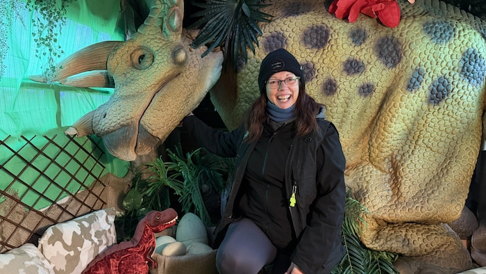 Catherine Pouliot dans la roulotte à thématique des dinosaures.