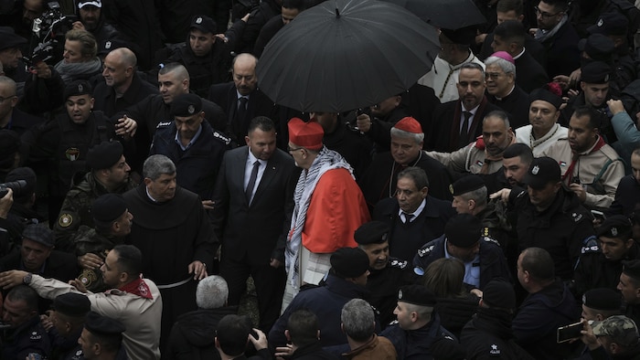 Latin Patriği Pisaballa, boynunda büyük siyah beyaz bir kefiye ile Beytüllahim'deki İsa'nın Doğuşu Kilisesi'ne geliyor.