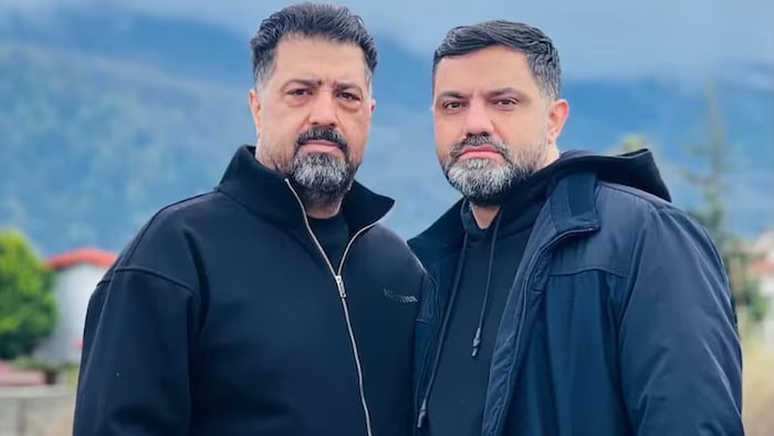 Hamid Arzanlu et Vahid Arzanlu posent côte à côte.