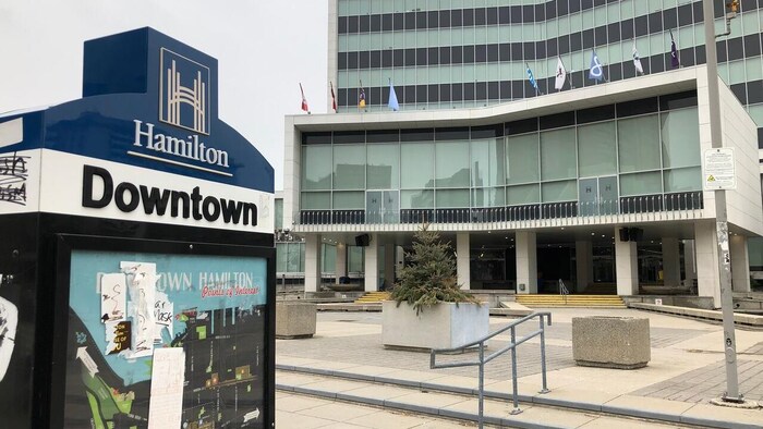 Un panneau disant « Hamilton » près de l'entrée de l'hôtel de ville.