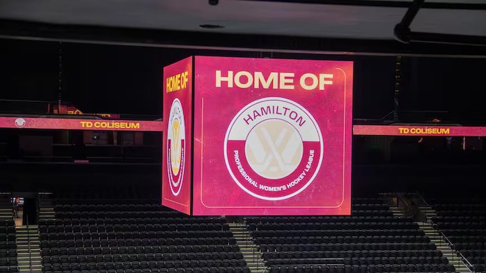 L’écran géant situé au-dessus de la patinoire du Colisée TD de Hamilton arborant le logo de la LPHF.