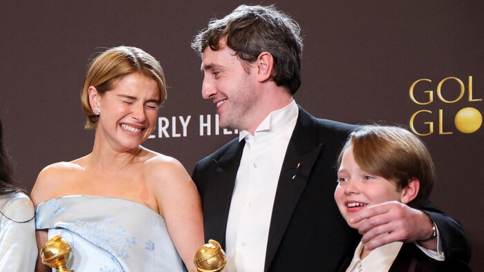 Jessie Buckley, Paul Mescal et Jacobi Jupe posent avec le prix du meilleur film dramatique pour « Hamnet » lors de la 83e cérémonie des Golden Globes.