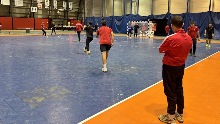 Des joueurs canadiens à l'entraînement.
