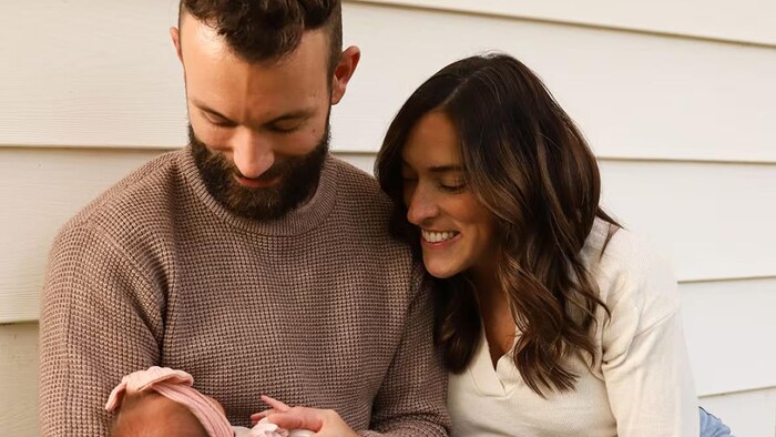 Hannah Castle avec son conjoint et sa fille.