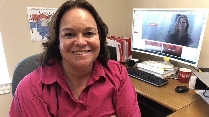 Un photo de Hannah Fulton Johnston à son bureau.