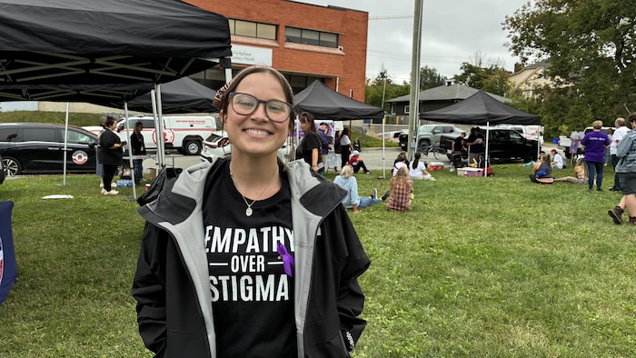 Hannah Leblanc, avec un chandail qui dit Empathy over Stigma, a raconté son histoire pendant la Journée internationale de sensibilisation aux surdoses.