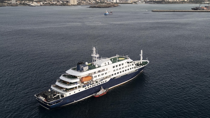 Vue aérienne du MV Hondius au large du port de Praia, la capitale du Cap-Vert.