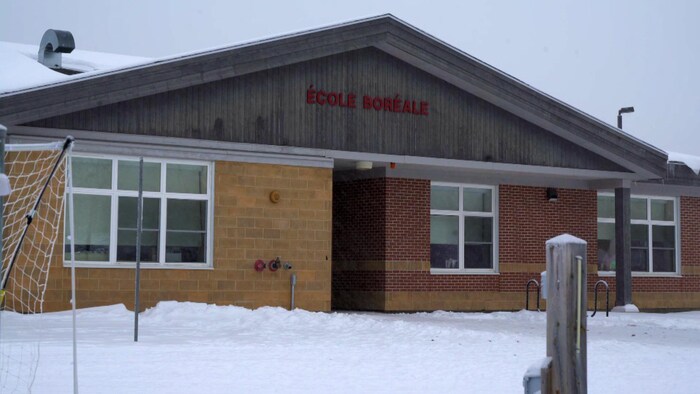 La façade d'une petite école.