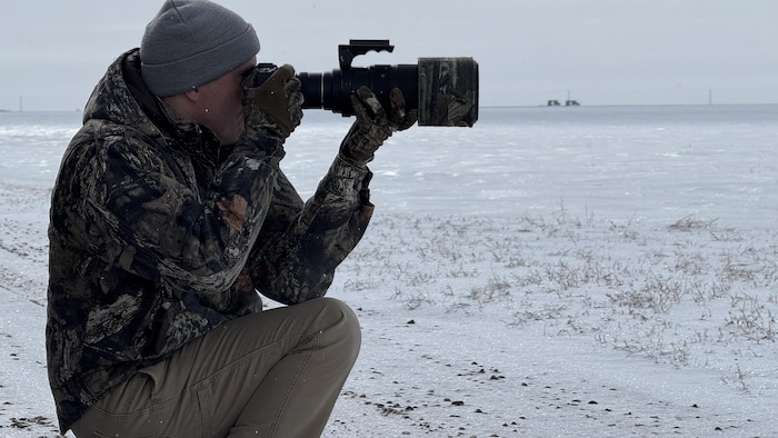 Stéphane Canevet avec un appareil photo. 