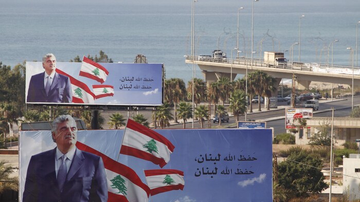 Deux portraits de l'ancien premier ministre libanais sur une autoroute longeant la mer Méditerranée.