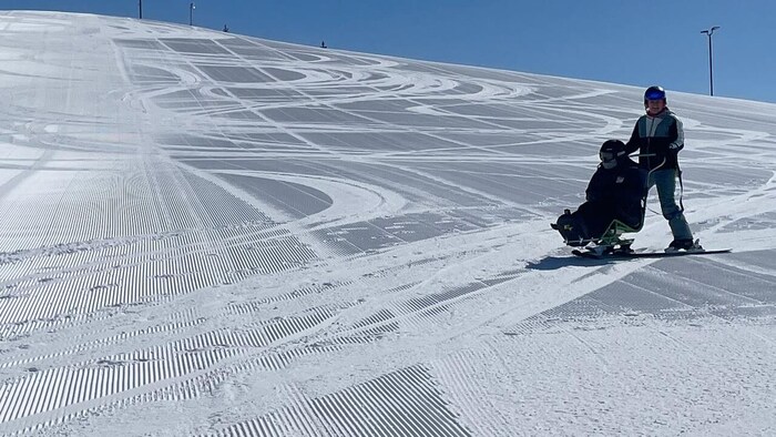 Deux personnes sur une piste de station de ski de Saskatoon Optimist Hill.