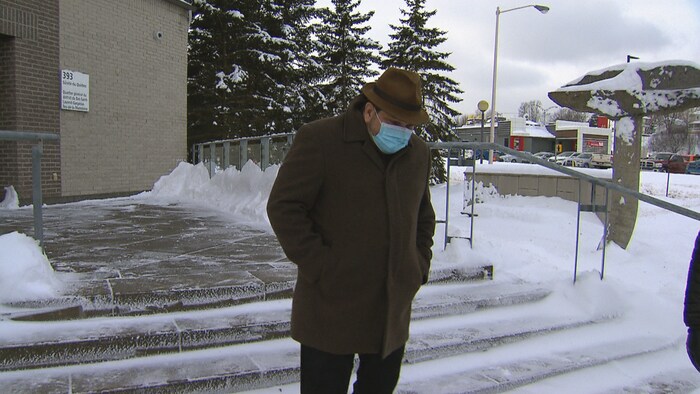 Le député Harold LeBel à sa sortie du palais de justice de Rimouski, l'air abattu.